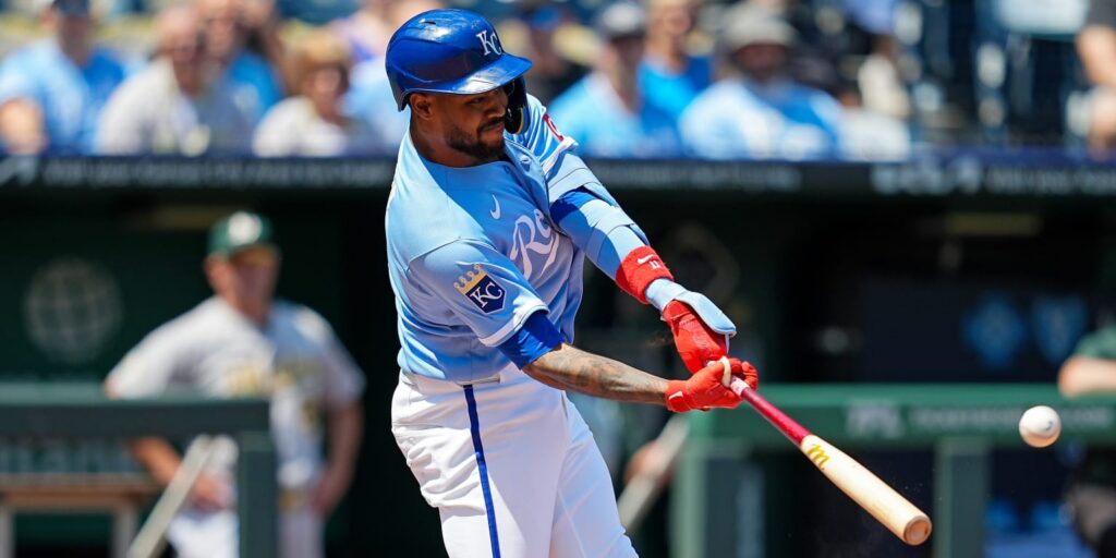 Garcia exits Royals' series finale against A's with left hamstring injury
