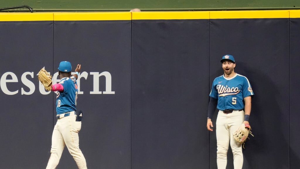brewers-lara-makes-catch-so-good-it-fools-everybody