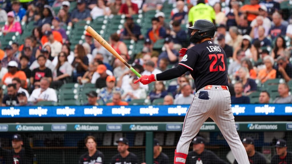 lewis-exits-with-left-shoulder-soreness-against-guardians