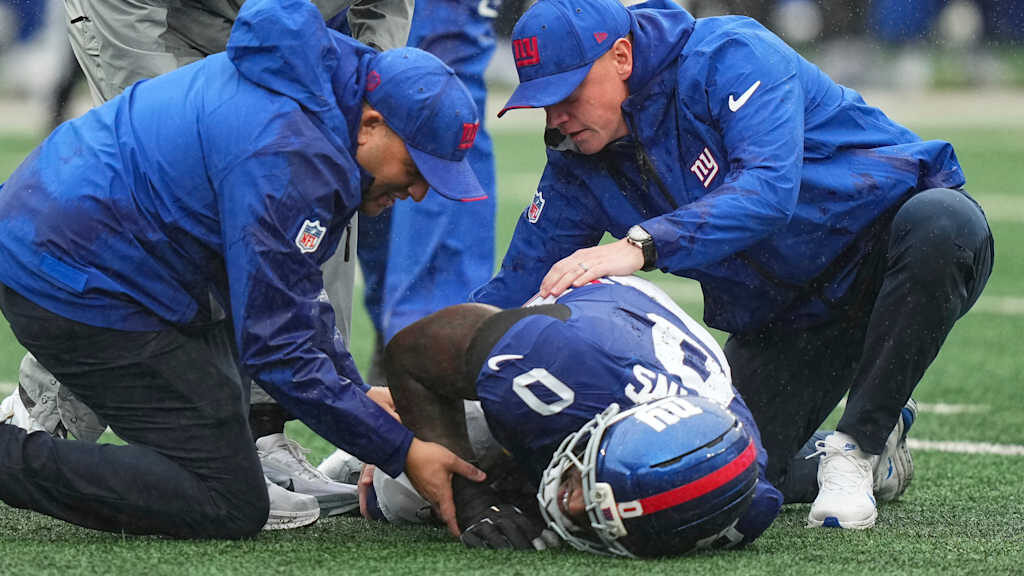 nfl-network-giants-brian-burns-believed-to-have-suffered-torn-acl-in-win-over-titans