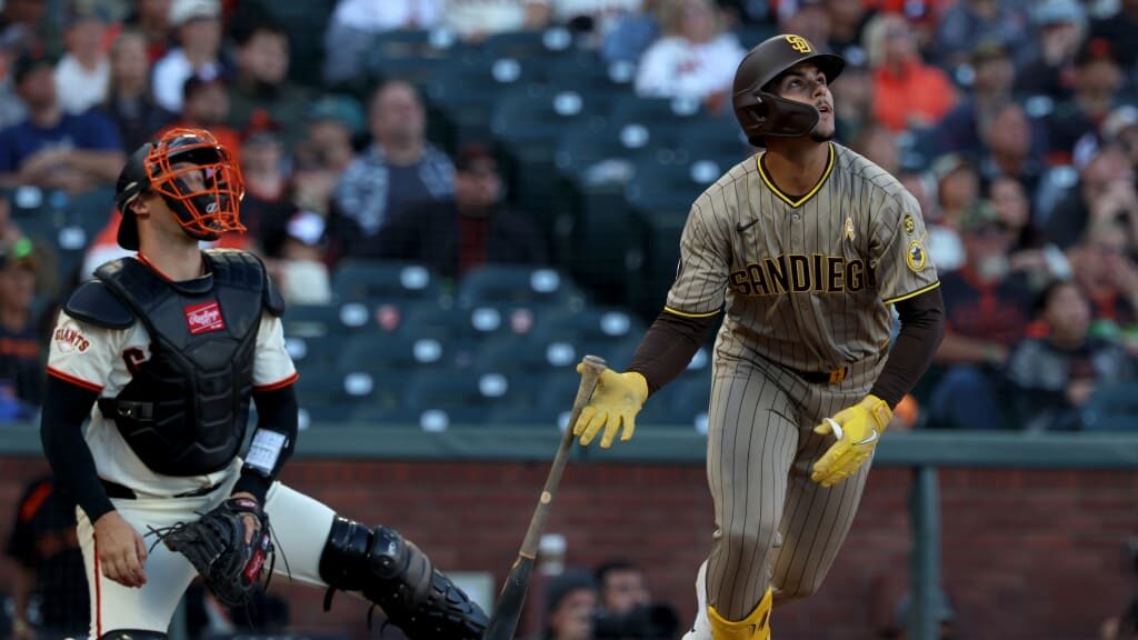 padres-top-prospect-salas-triples-for-1st-big-league-knock